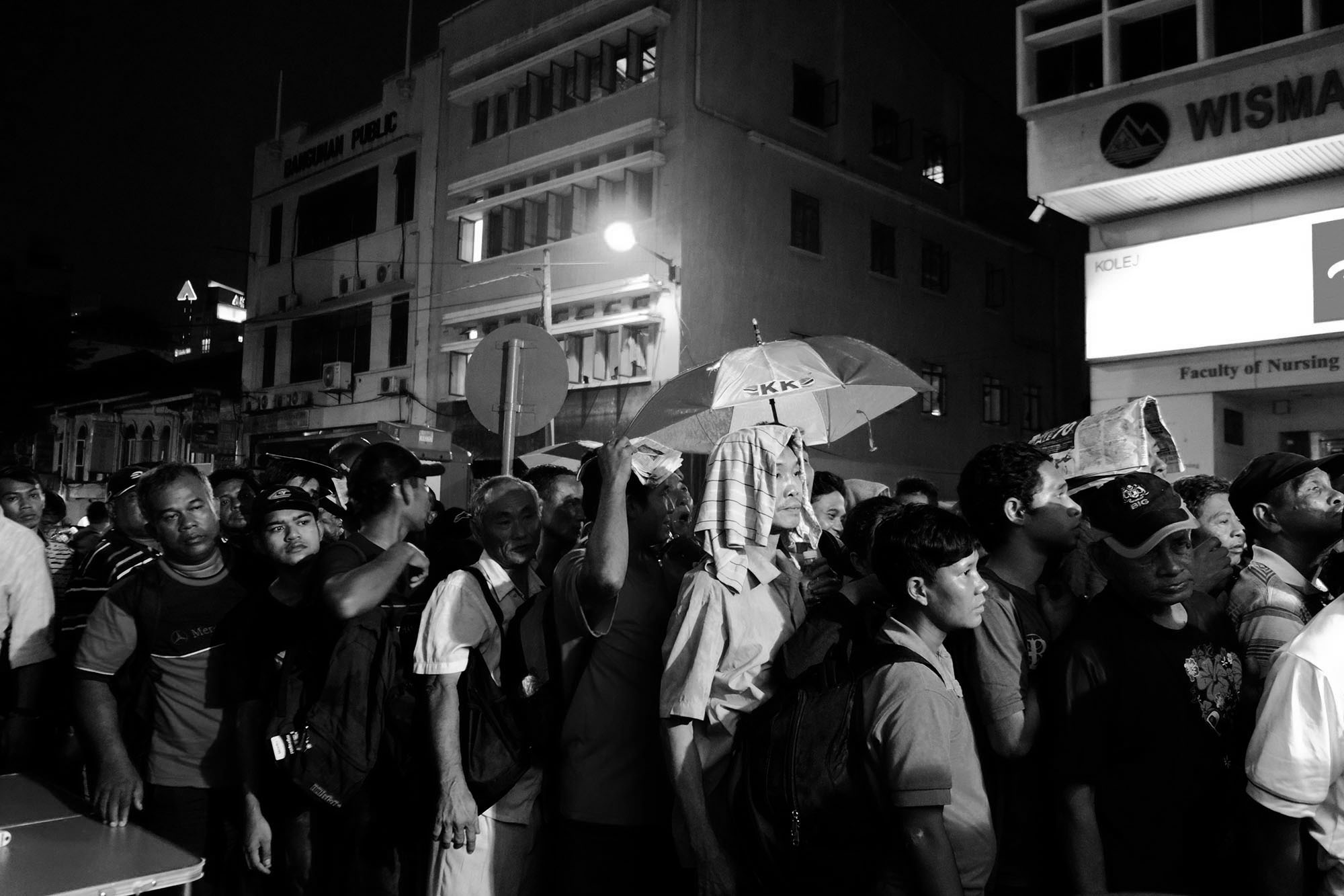 The homeless and urban poor queuing up to receive food and other items ((Photo by Kamal Sellehuddin/Coconuts KL)