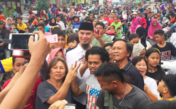 Ahmad Dhani surrounded by supporters, who may or may not have been enticed by his Red Hot Chili Peppers promise. Photo: Instagram/@ahmaddhaniprast