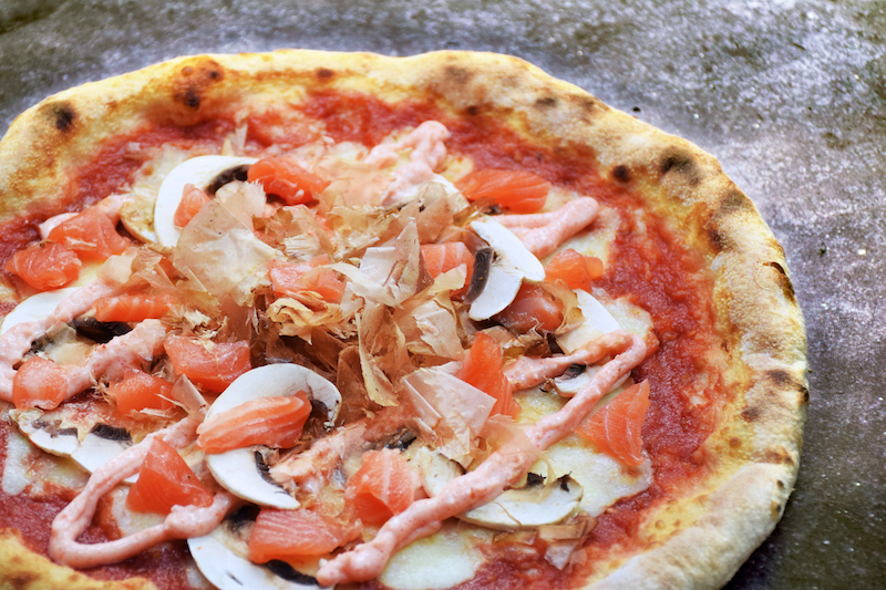 Salmon mentai pizza