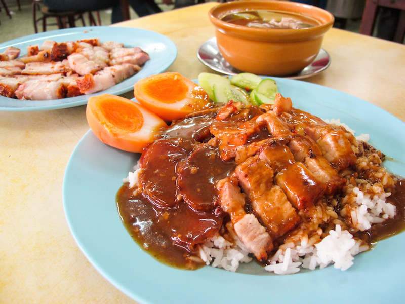 Crispy pork with rice at Si Morakot, an old-school food stall in Bangkok. Photo: Jinyan Chen/ Coconuts Media