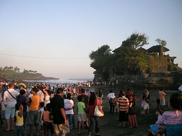A very crowded Tanah Lot temple. Photo: Wikimedia Commons