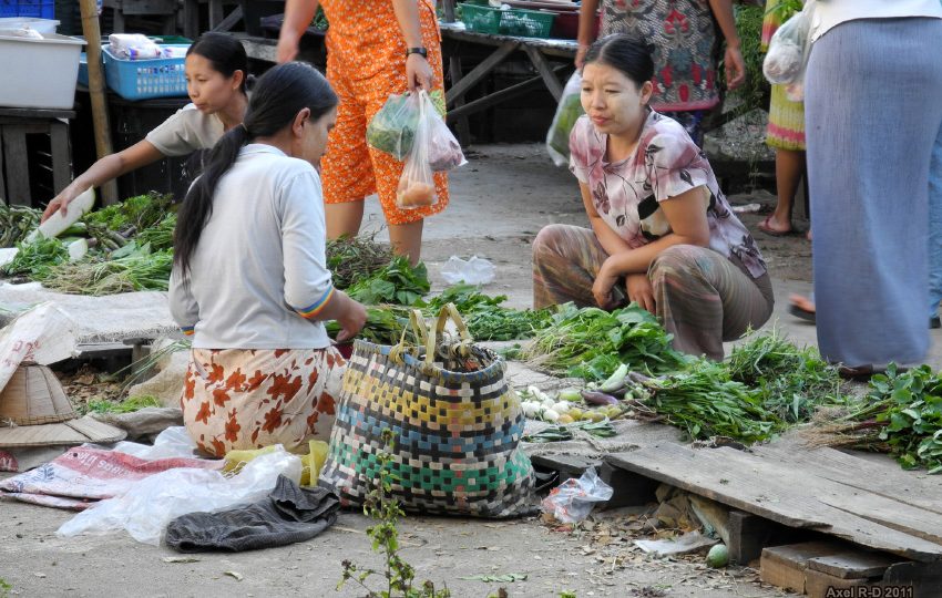 Myanmar women at a market in Maesot, near the Myanmar border. Photo: Flickr / Axel Drainville
