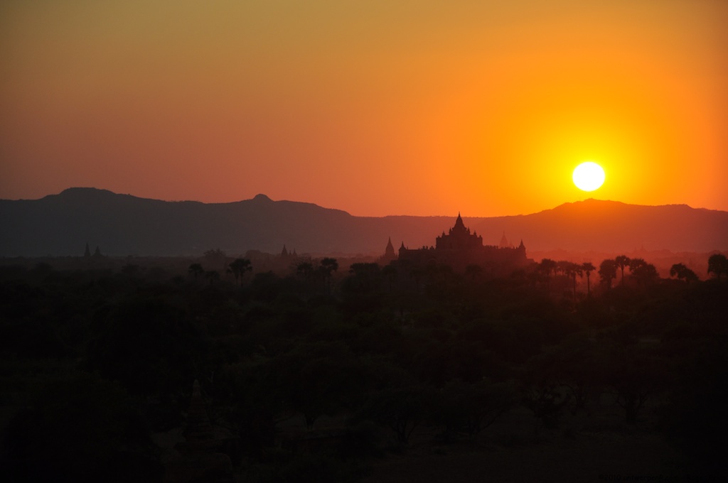 You can’t blame visitors for wanting to get a good shot of this view. Photo: WikiCommons
