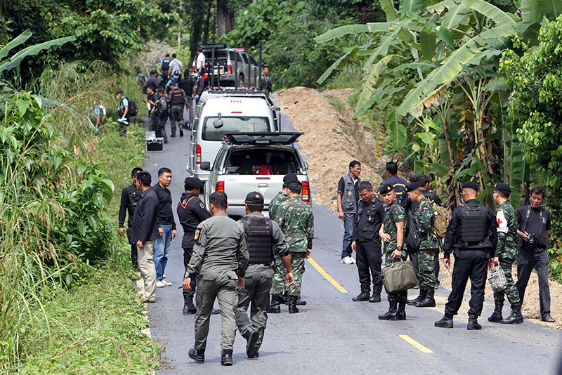 Military personnel inspect a site of an attack in Rueso District, Narathiwat, March 2, 2017. Photo: Surapan Boonthanom/ Reuters
