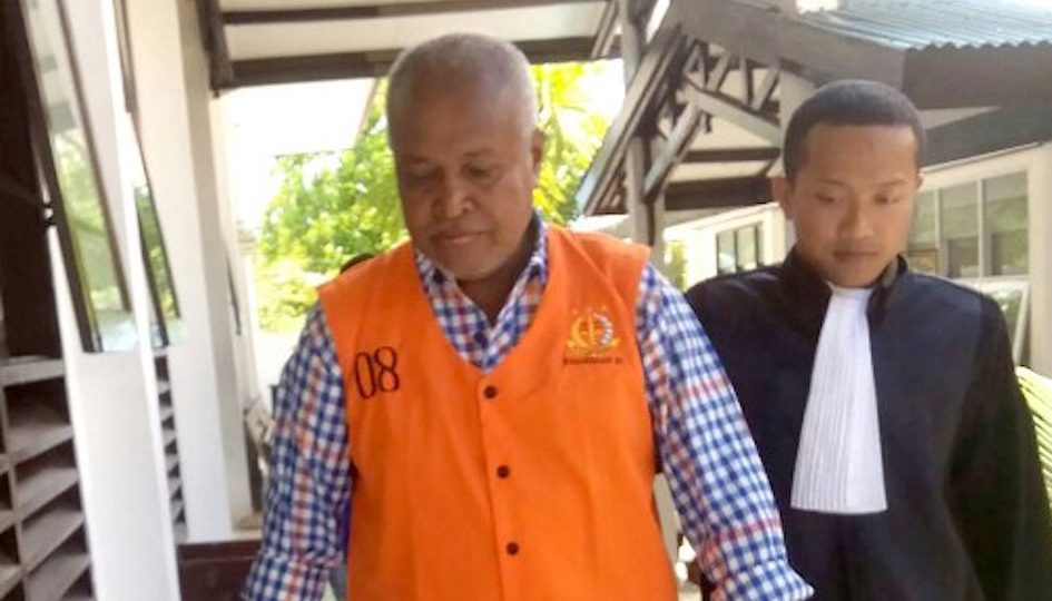 Abraham Louhenapessy (L), commonly known as “Captain Bram”, attends his trial on Rote island, eastern Indonesia on March 2, 2017. 
Indonesian prosecutors on March 2 sought a nine-year jail term for Louhenapessy, a suspected people smuggling kingpin accused of organising an illegal migrant boat journey, in a case that sparked a diplomatic row with Australia. / AFP PHOTO / JOY CHRISTIAN