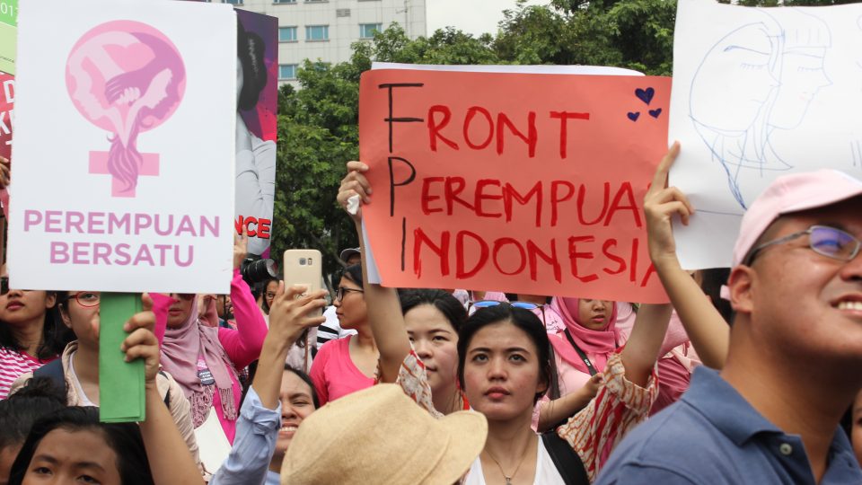 A demonstrator at the first Women’s March in Jakarta on March 4, 2017. holding a sign that reads “Front Perempuan Indonesia” or “Indonesian Women’s Front” (satirizing the ultra-conservative Islamic group Front Pembela Islam, which also shares the same initials). Photo: Coconuts Indonesia / Andra Nasrie