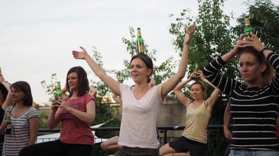 A beer yoga class in Berlin. Photo: Bier Yoga/ Facebook