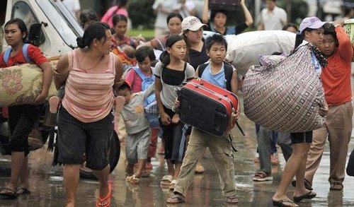 Refugees flee into China to avoid fighting in Kokang, Myanmar, in 2009. Photo: Flickr / TZA