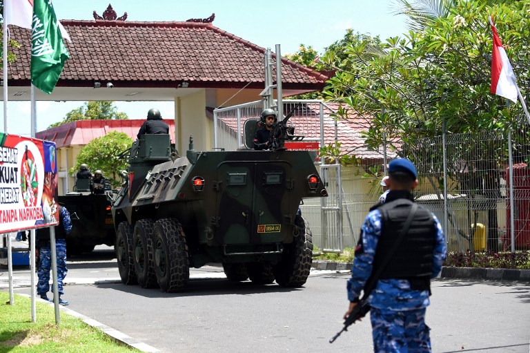 Indonesian soldiers and armored personnel carriers roll into positions as members of the military provide security ahead of the arrival of Saudi King Salman bin Abdul Aziz in Denpasar, Indonesia’s resort island of Bali, on March 4, 2017. Photo: Sonny Tumbelaka/AFP