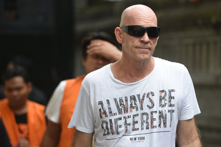 David Fox, a British former war correspondent, walks to a holding cell before his trial in Denpasar on Indonesia’s resort island of Bali on March 9, 2017.
Fox is charged with using, possessing and transporting hashish after allegedly being caught in possession of small amounts of the drug in October 2016. Photo: Sonny Tumbelaka/AFP