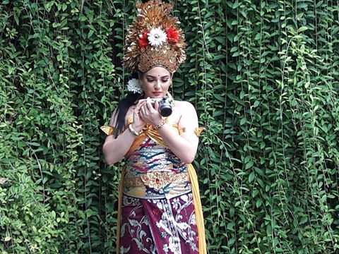Photos of a bule woman wearing Balinese traditional dress quickly went viral, with people jumping to the conclusion that she was a Saudi princess. Photo: Facebook via Wayan Adi Sumiran