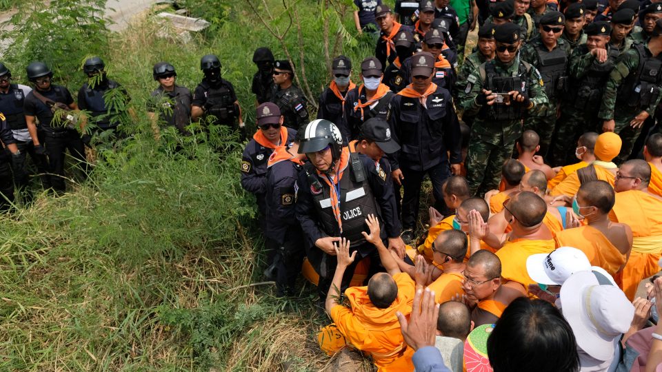 Buddhist monks from Dhammakaya temple confront soldiers at a gate of their temple in Pathum Thani, March 9, 2017. Athit Perawongmetha/ Reuters