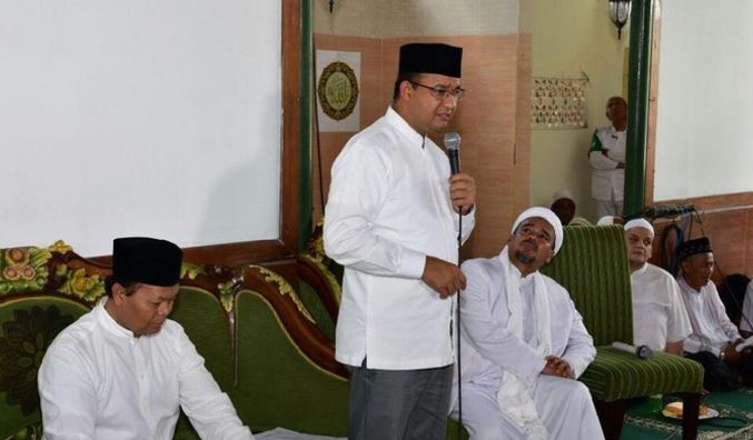 Jakarta Governor Anies Baswedan speaking to members of the hardline Islamic Defenders Front (FPI) during his campaign on Jan 2, 2017. FPI leader Rizieq Shihab is sitting to his right. Photo: Dokumentasi Tim Anies Baswedan