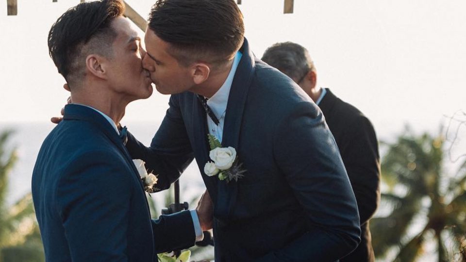 Francis Libiran and Christian Mark share kiss after exchanging vows in romantic Boracay ceremony. PHOTO: Instagram/Metro Photo