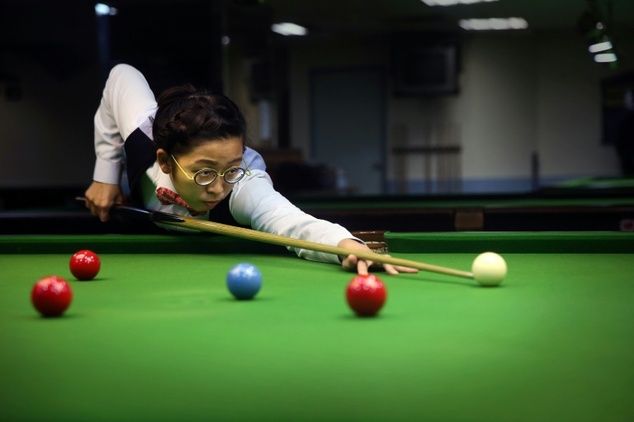 Ng takes a shot in a Sheung Wan snooker hall, Jan. 27, 2016. File photo: Isaac Lawrence/AFP