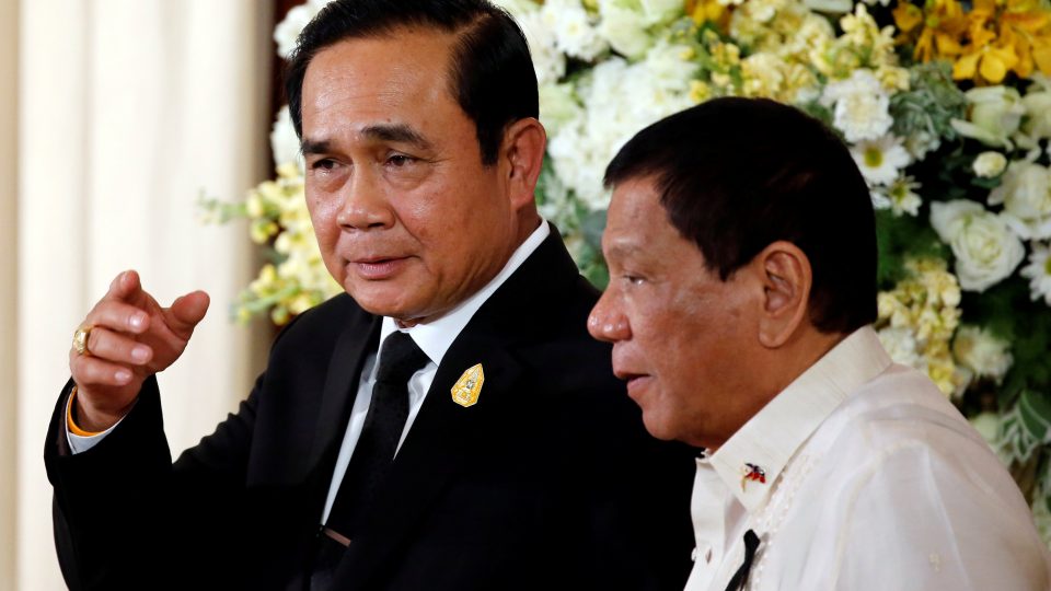 Thailand’s Prime Minister Prayuth Chan-ocha (L) and Philippine President Rodrigo Duterte attend a news conference at the Government House in Bangkok, March 21, 2017.  Photo: Jorge Silva/ Reuters