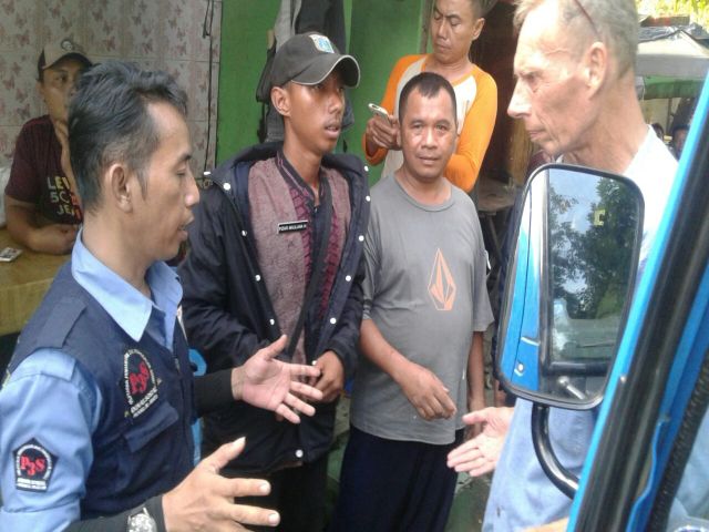 British citizen Kenneth Wiliam Carl, 59, with officers from South Jakarta Social Services. Dinsos Jaksel (Foto: Istimewa) Photo: selatan.jakarta.go.id