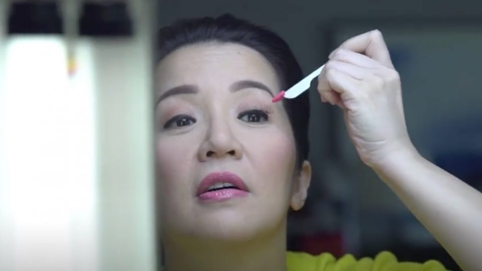 Kris Aquino’s make-up tutorial is full of ‘chika’. PHOTO: Screengrab from Kris’ Facebook video