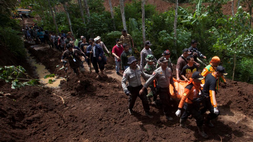Indonesia policemen and rescuers carry the body of a victim of a landslide triggered by heavy rain at Banaran village in Ponorogo, Indonesia’s East Java province, April 2, 2017. REUTERS/Sigit Pamungkas