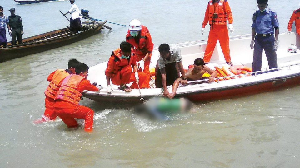 Rescuers salvaging a victim of the crash. Photo: Facebook / MoI