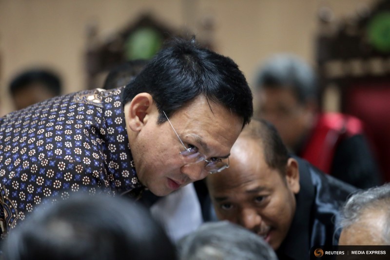 Jakarta’s governor Basuki Tjahaja Purnama talks to his lawyers inside the court room during his trial at the North Jakarta District Court in Jakarta, Indonesia, December 27, 2016. REUTERS/Bagus Indahono/Pool