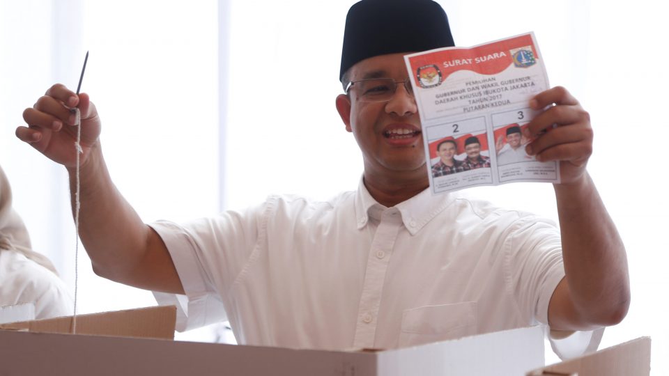 Candidate Anies Baswedan casts his vote in the Jakarta governor election in South Jakarta, Indonesia April 19, 2017. REUTERS/Beawiharta