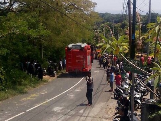 The aftermath after a deadly accident on Jl. Labuan Sait on April 19, 2017. Photos and video showing the victim stuck under the truck have also been circulating, but we will not be sharing those out of respect to the victim’s family. Photo via Info Denpasar.