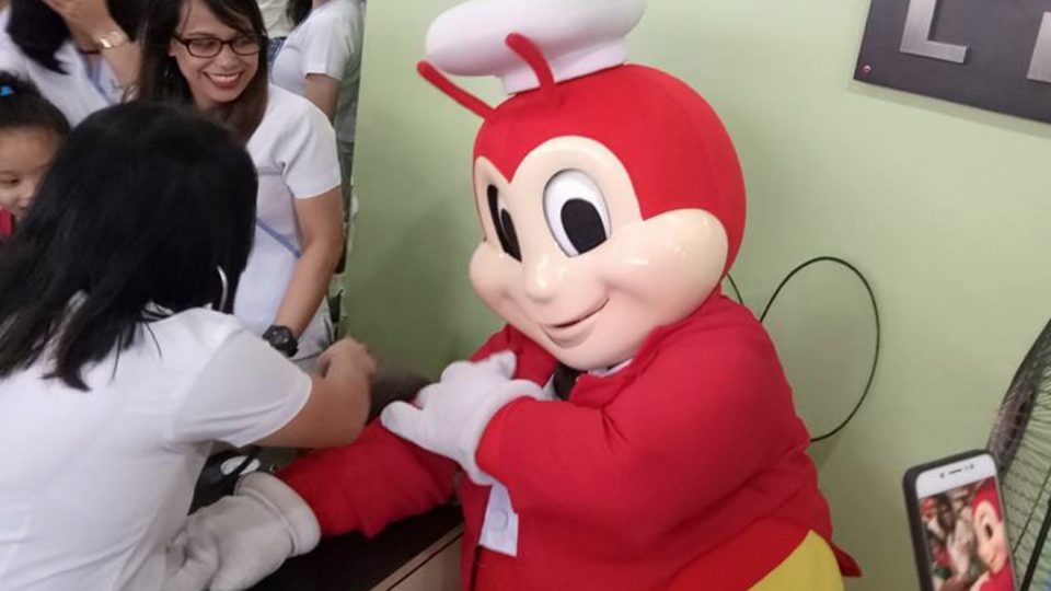 Jollibee getting his vitals checked | PHOTO: Facebook/Leslie Ann Onia