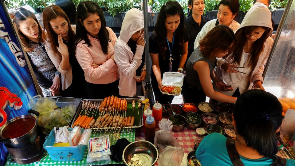People queue to buy their lunch at a street food shop in Bangkok, April 20, 2017. Photo: Athit Perawongmetha/ Reuters