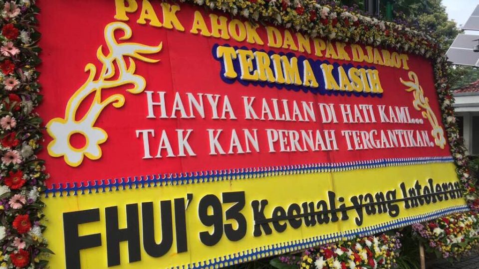 One of the 1,000+ flower boards thanking Ahok outside of City Hall today. This one says it is from Universitas Indonesia’s Faculty of Law 1993 (except for those that are intolerant). Photo: Mohamad Guntur Romli‏ (@GunRomli) / Twitter