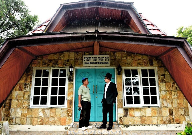 This photograph taken on February 17, 2017 shows Indonesian Rabbi Yaakov Baruch (R) speaking to a member of the Jewish community at a synagogue in Tondano, North Sulawesi. Photo: BAY ISMOYO / AFP