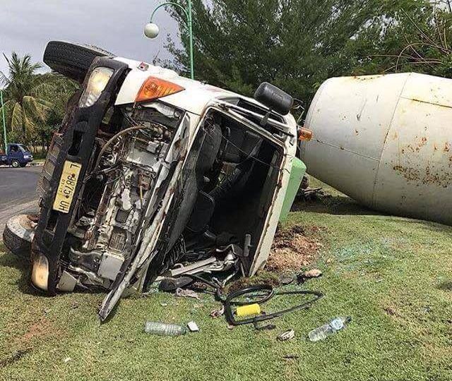 A concrete mixer truck overturned in Bali’s Pecatu Graha area. Photo: Indra Darmawan via Info Denpasar