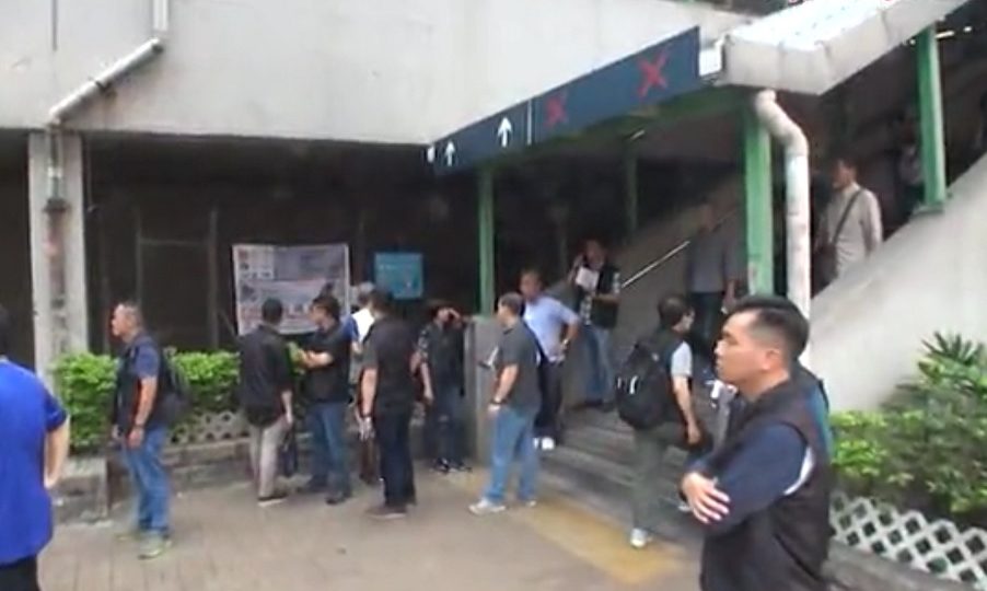 Officers inspecting the crime scene on May 8, the morning after a 22-year-old woman was raped and robbed under a bridge in Kwun Tong. Screenshot: Apple Daily