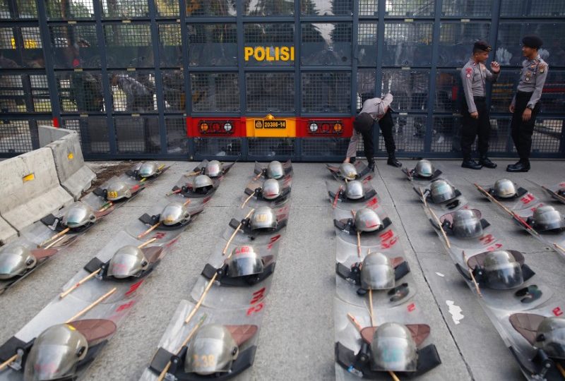 Police are seen next to a security fence near court ahead of the verdict for Jakarta’s Governor Basuki Tjahaja Purnama blasphemy trial in Jakarta, Indonesia May 9, 2017.   REUTERS/Darren Whiteside