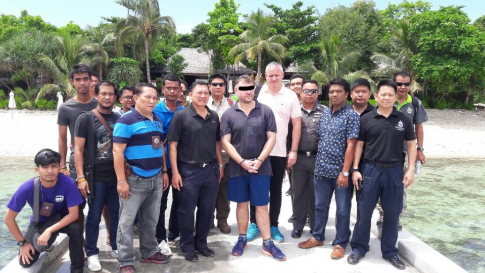 Police pose for a group photo with British fugitive Jonathan Moorby after they arrested him at a hotel on Koh Samui, May 7, 2017. Photo: Narcotics Suppression Bureau 