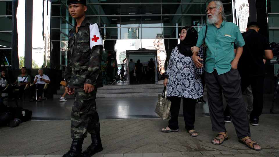 A Thai military personnel stands guard at the Phramongkutklao Hospital in Bangkok, Thailand, May 23, 2017. Photo: Chaiwat Subprasom/ Reuters