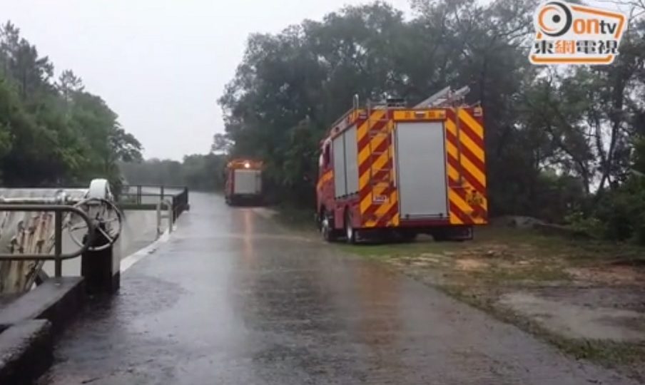 Firefighters arrived on the scene to search for the man after he fell off a cliff. Screenshot: Oriental Daily